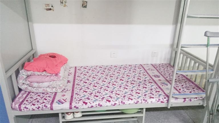芳芳的床位调整到了一楼下铺