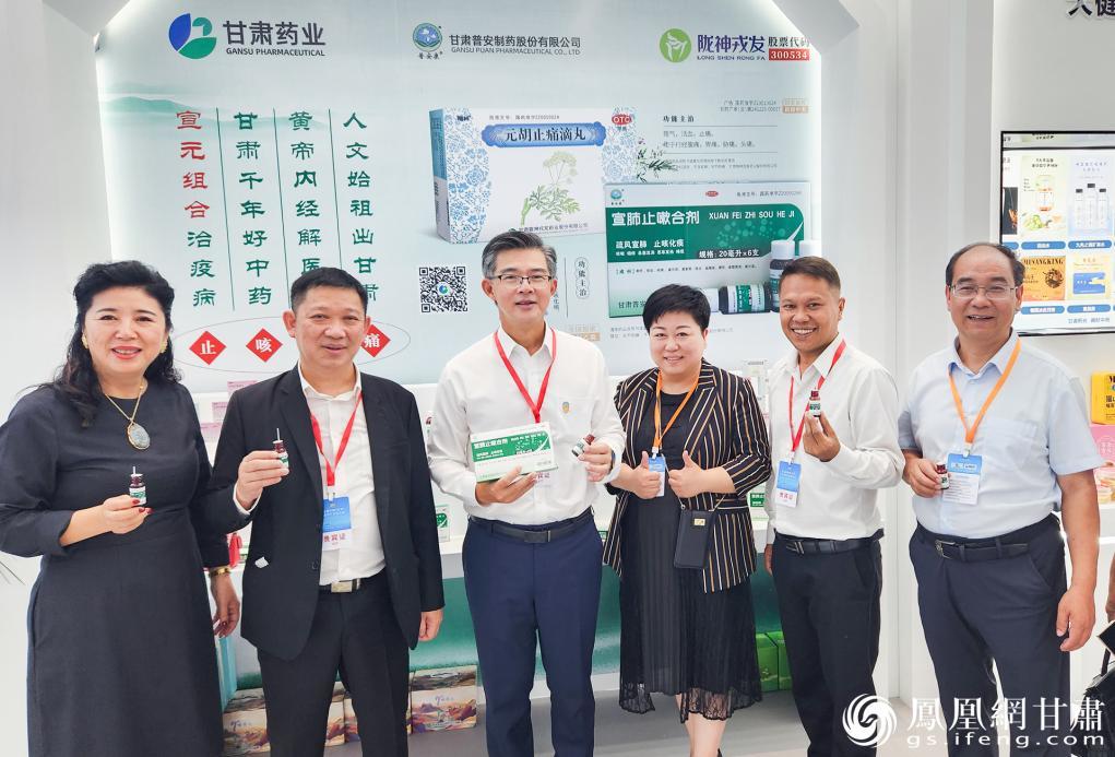 泰国卫生部传统和替代医学司司长塔威辛&middot;维萨努约廷（左三）参观甘肃药业集团展馆　甘肃药业集团供图