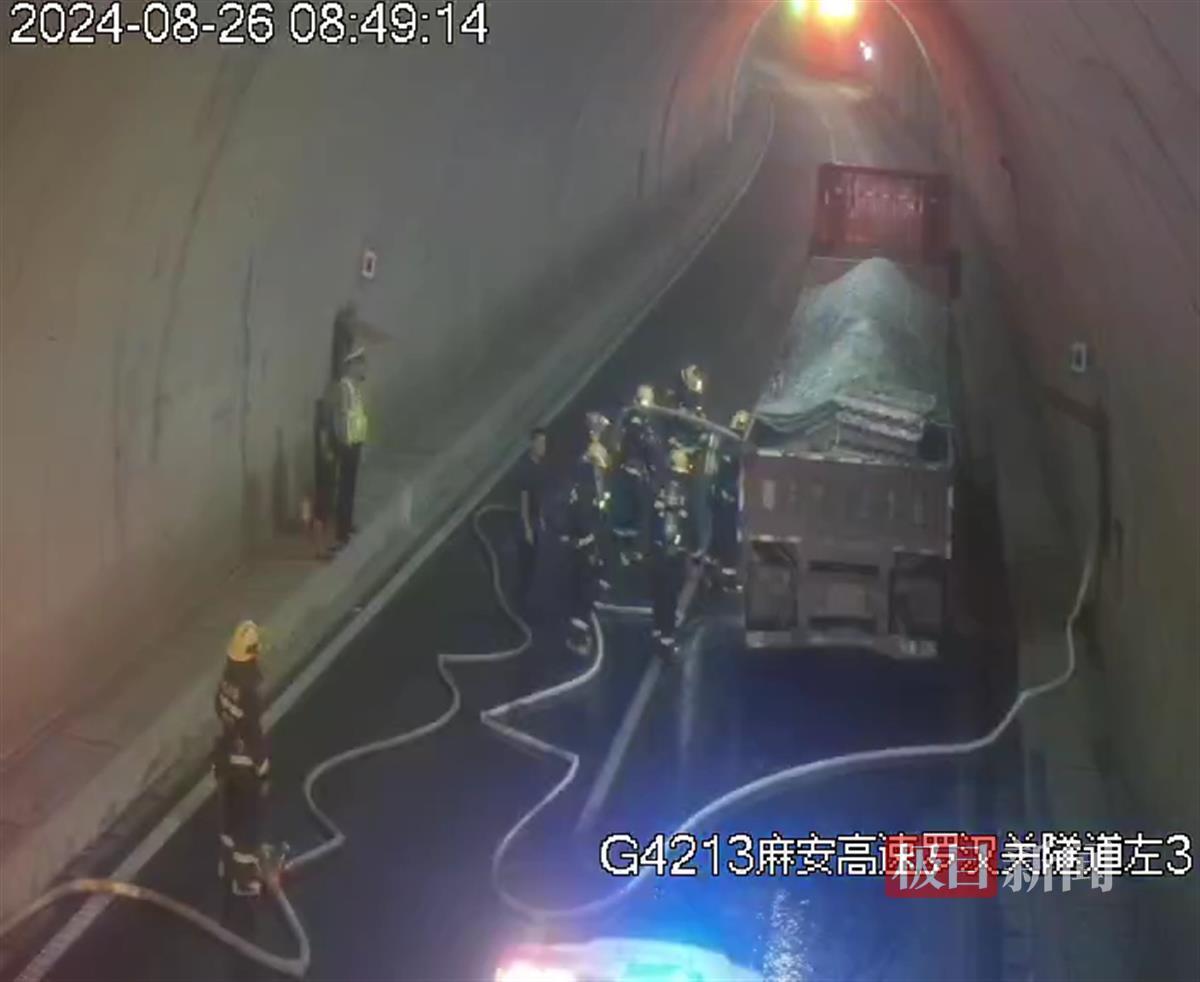 高警、消防到达现场协助灭火