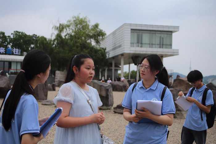 （图为团队成员采访游客 李祥尔摄）