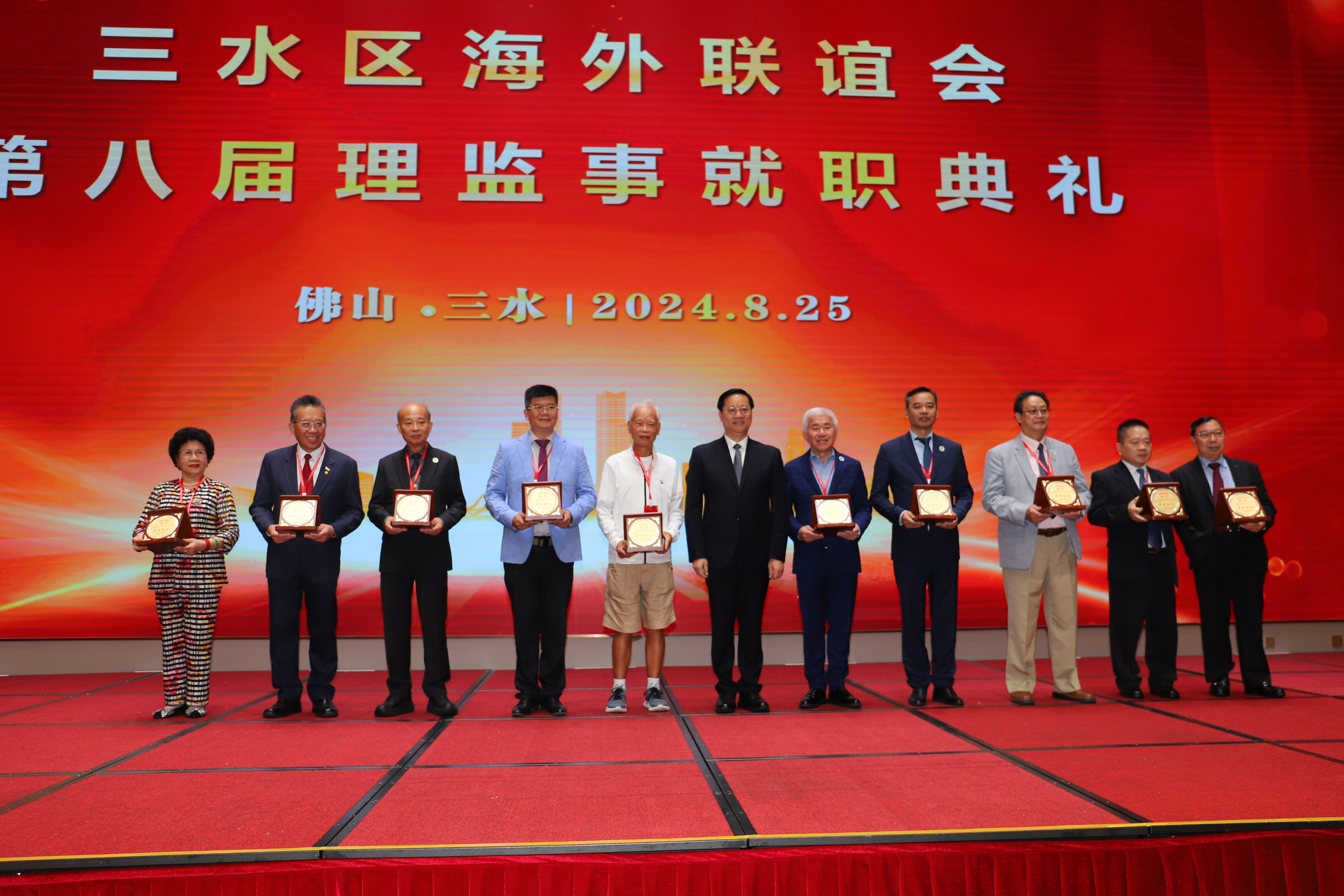 丁锡丰常委向荣誉会长颁发聘书