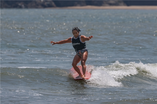 女子长板组和女子短板组双冠军Daisy Valdez Dela Torre / 摄影 : @Asiansurfco / Tim Hain