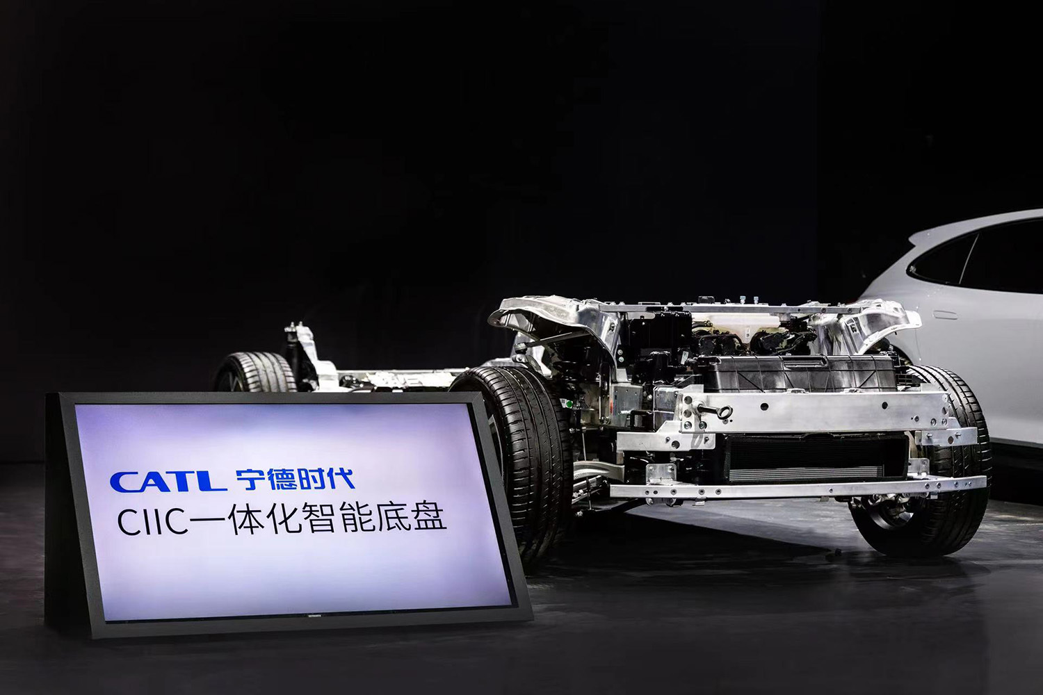 哪吒S猎装上市 纯电+增程可选/售价15.99万元起