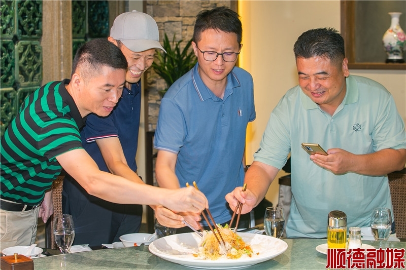 食客们捞起鱼生。