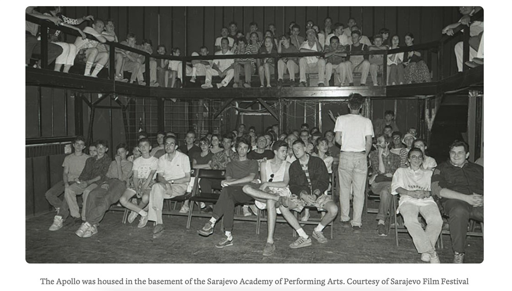 阿波罗剧院处于地下室中，并非真正的电影院。