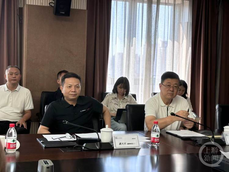 董事总经理钟秉福(右)