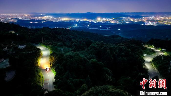 图为虎峰山夜景。雷键 摄