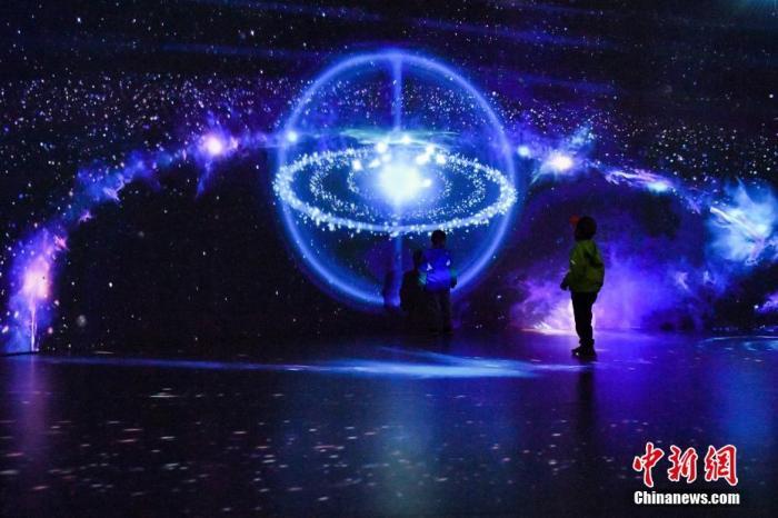 资料图：观众在中国科学技术馆参观沉浸式影院“宇宙微尘剧场”。中新社记者 田雨昊 摄