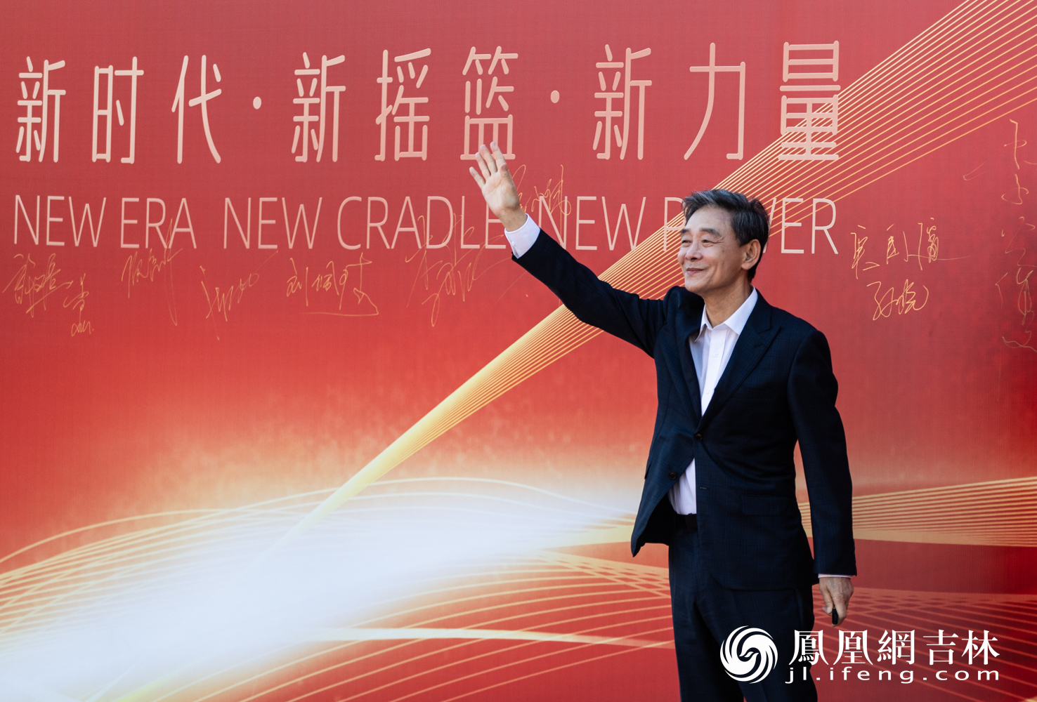 李光复亮相第十九届中国长春电影节开幕式红毯仪式。