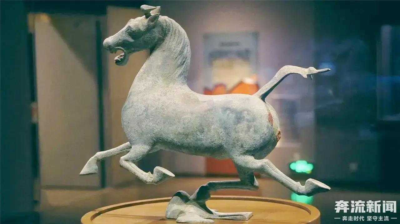 ▲甘肃省博物馆收藏的铜奔马