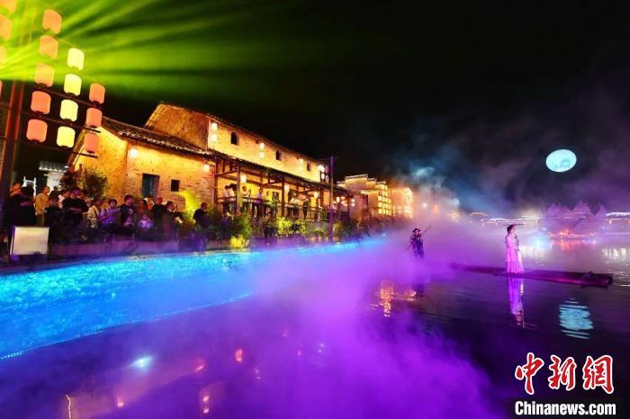图为江西抚州市乐安县流坑古村演艺广场夜景。抚州市融媒体中心供图