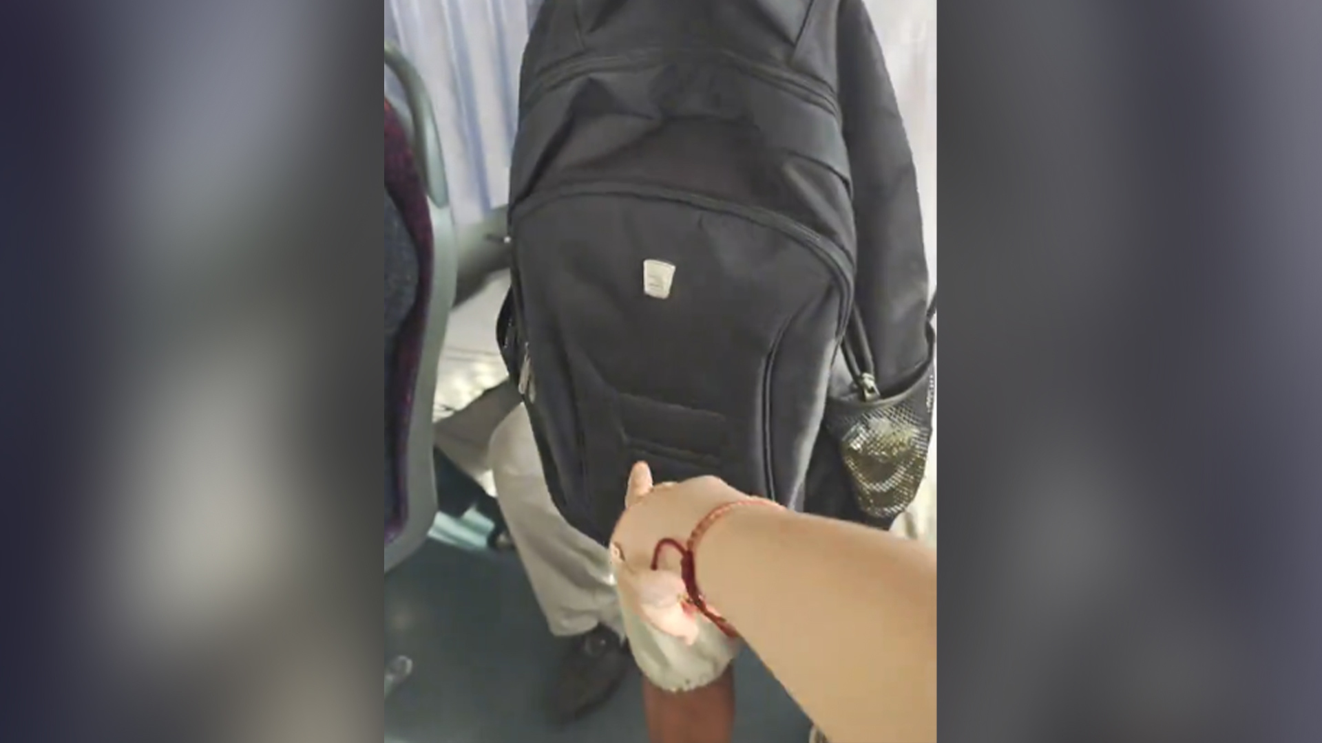 女子在公交车上被猥亵，当场呵斥并录视频取证报警，司机帮忙抓回逃跑男子