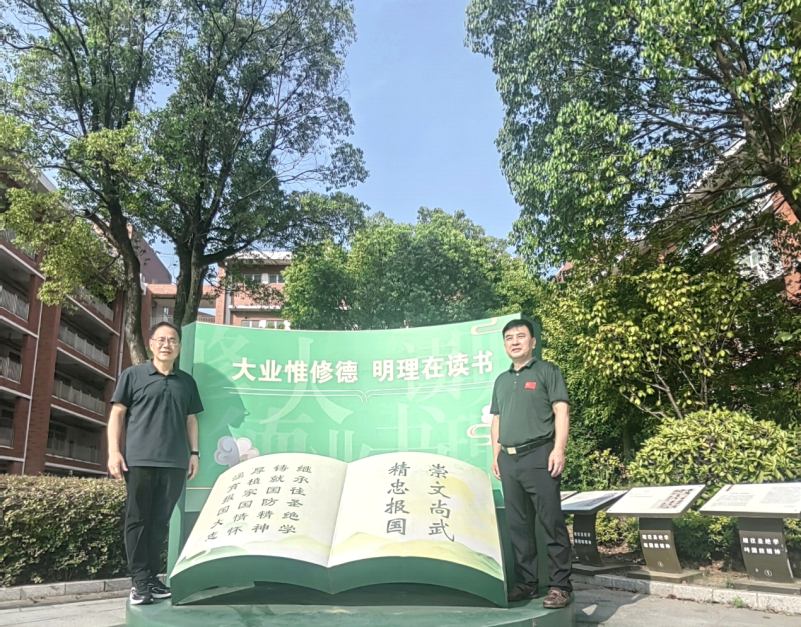立起“崇文尚武、精忠报国”教育导向
