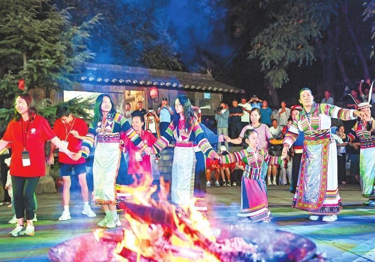 兰州大学文化行者团队志愿者和当地群众参加篝火晚会