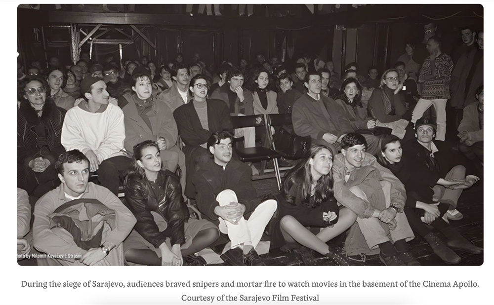 当年不畏战火来到阿波罗剧院看电影的人们。