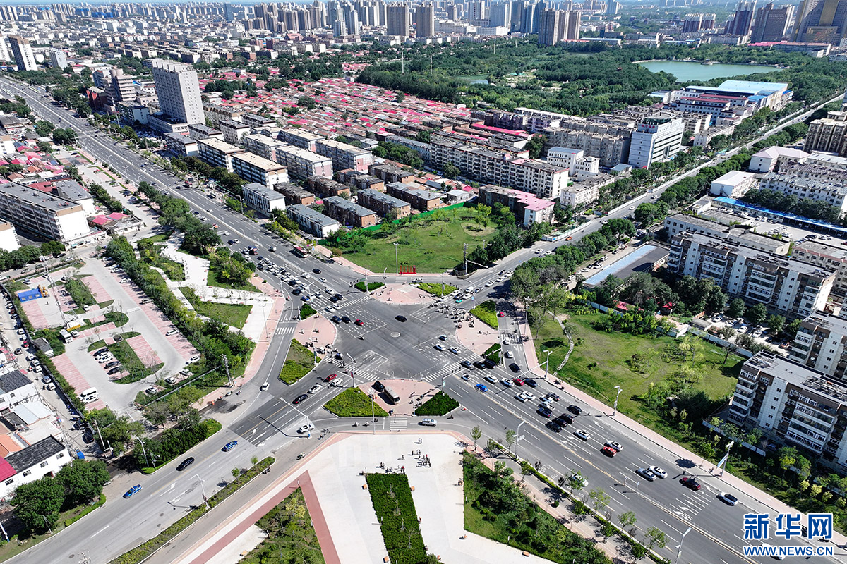 沧州市永济路提升改造过程中，道路周边打造一批绿化景观。新华网发 刘冲 摄