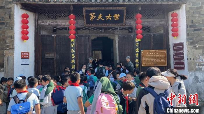 图为师生在安义古村群开展研学活动。安义县融媒体中心供图
