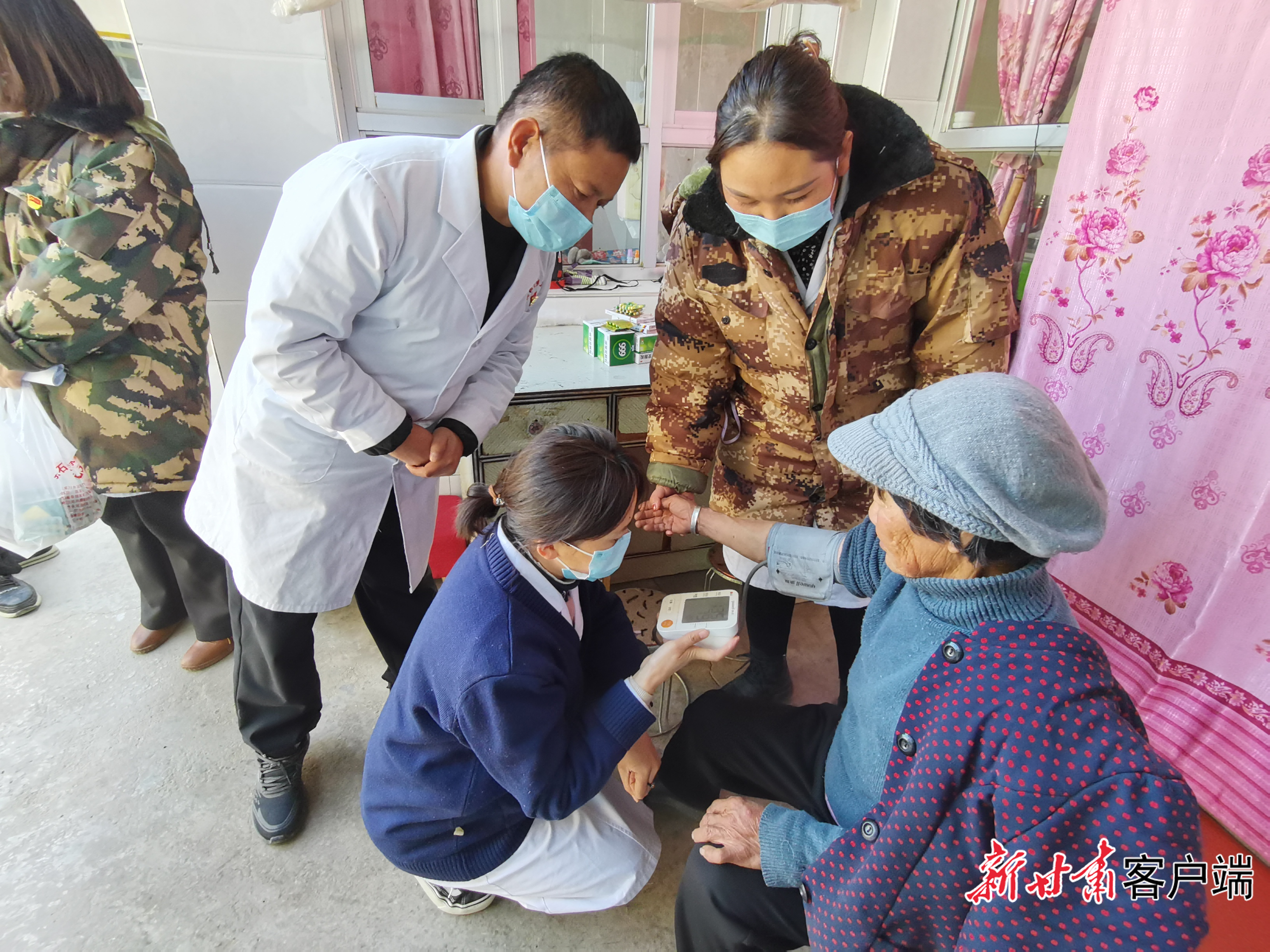 康乐县村医走进群众家中提供服务