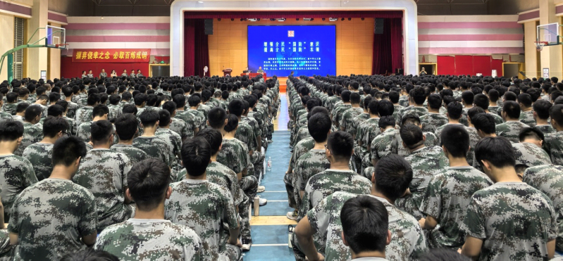 学生聆听“微防”教育报告