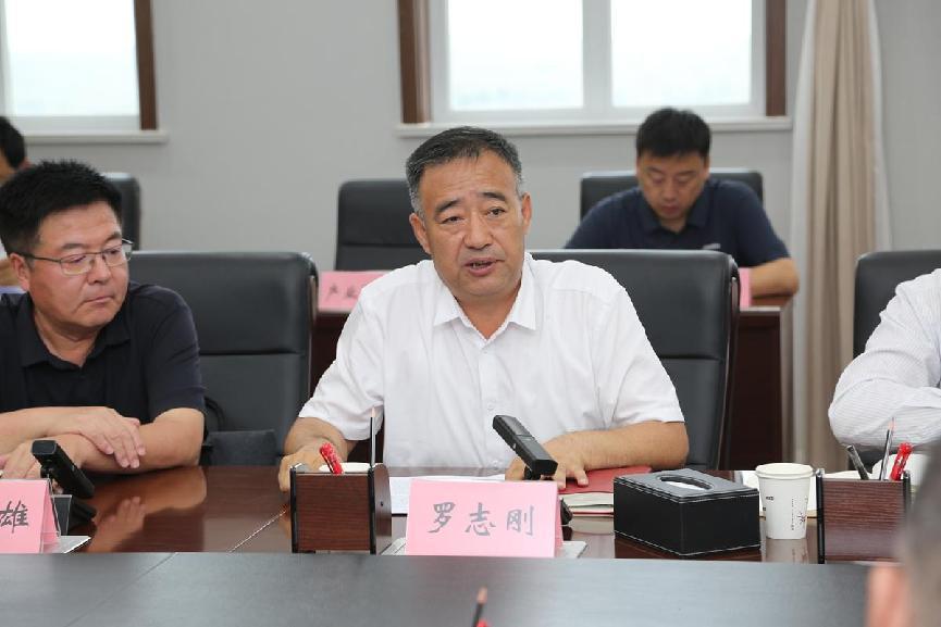 副县长罗志刚介绍定边县荞麦产业发展情况