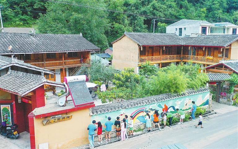 兰州大学文化行者团队指导孩子们通过墙绘的形式把白马寨的民俗风情展示给更多的人