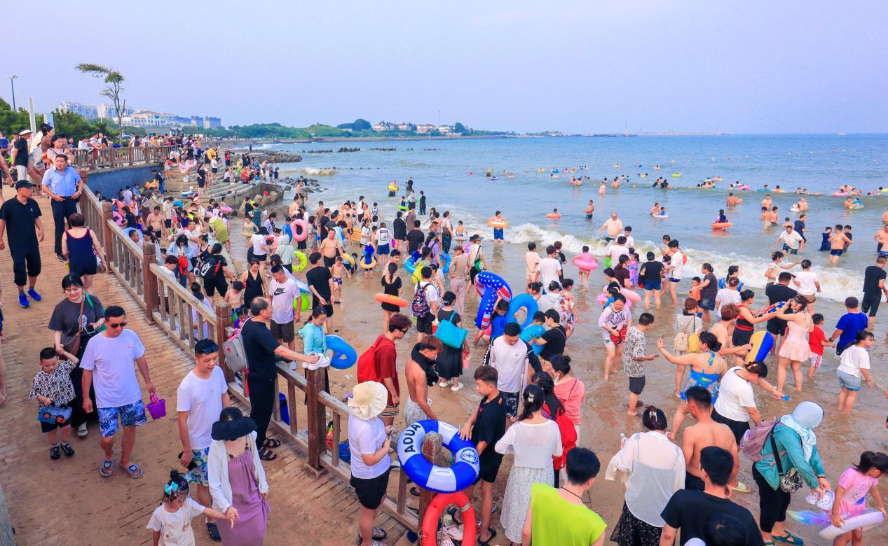 日照山海天阳光海岸景区聚集着纳凉避暑的游客。刘宗丽 摄