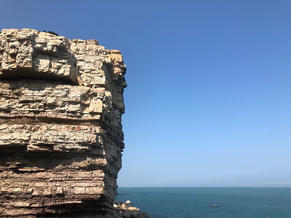 位于长岛大黑山岛北端的龙爪山，高峻险峭的绝壁崖谷呈现出独特的海岛景观。 澎湃新闻记者 刁凡超 图