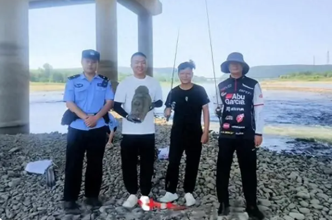 或遭盗凿而遗落水中