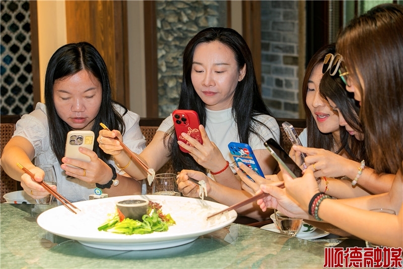 珠海自媒体网红拍摄顺德鱼生。