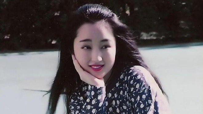 分手27年，男友出狱后娶妻生子家庭圆满，而杨钰莹至今都未婚未育