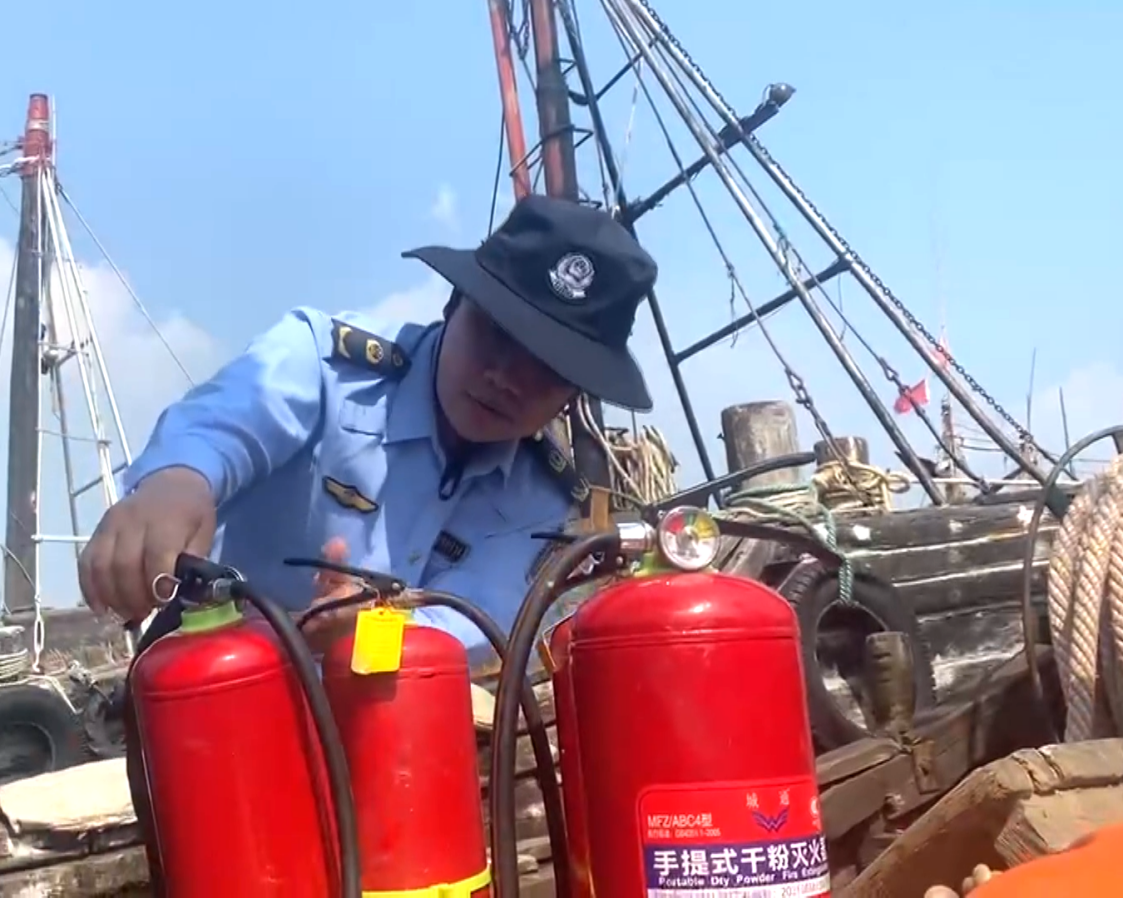 8月27日，山海天一级渔港，执法人员正在对渔船进行安全检查。裴航 摄