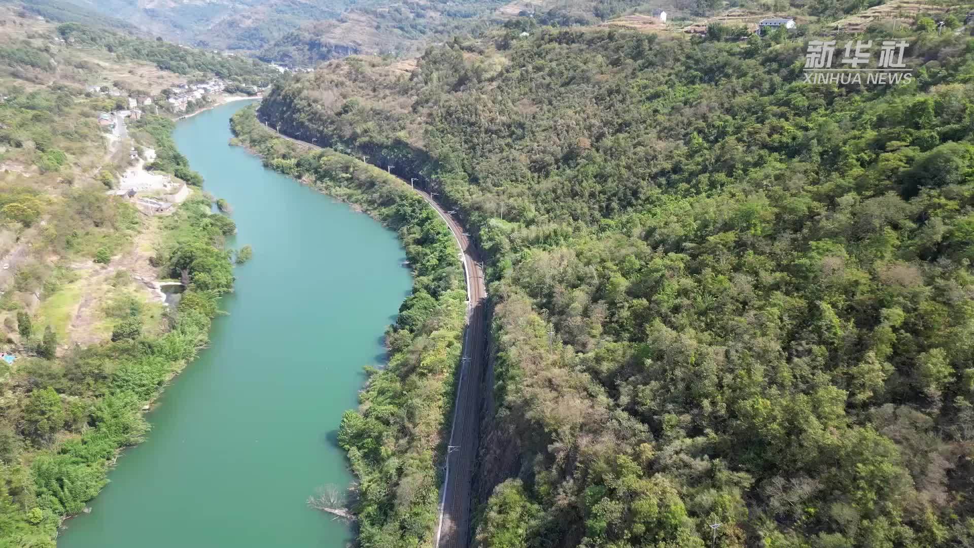 高温下的铁路危岩排险员