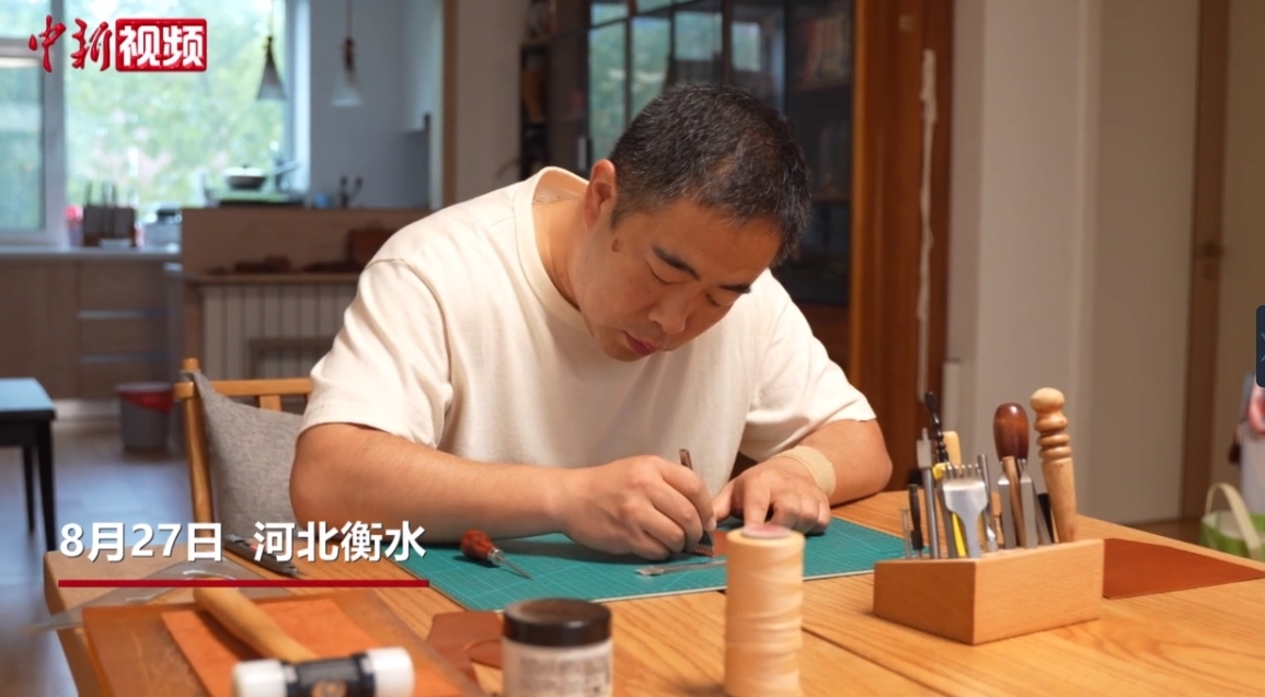 河北衡水皮艺匠人坚持纯手工创作 作品有趣也实用