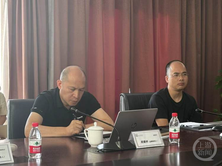 监事会主席周隆林(左)