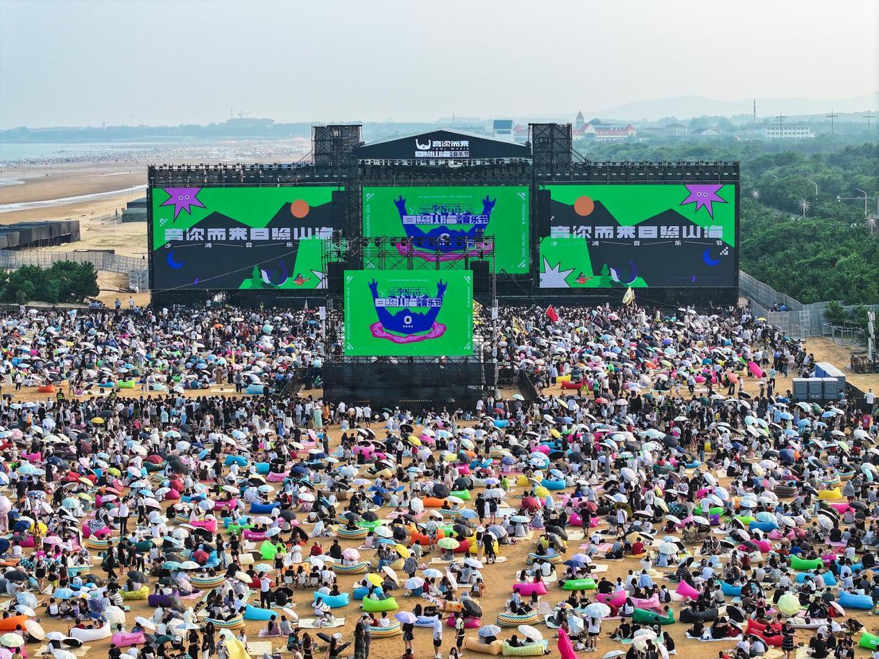 8月24日,“音你而来 日照山海”沙滩音乐节在日照海滨国家森林公园火热开唱。刘晓彬 摄