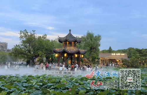 傍晚时分，荷塘、亭榭等让苏圃园宛若仙境。