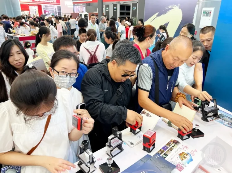 争相盖章打卡的观众