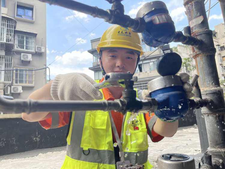 迎战高温“烤”验 重庆“水管家”守护城市供水生命线