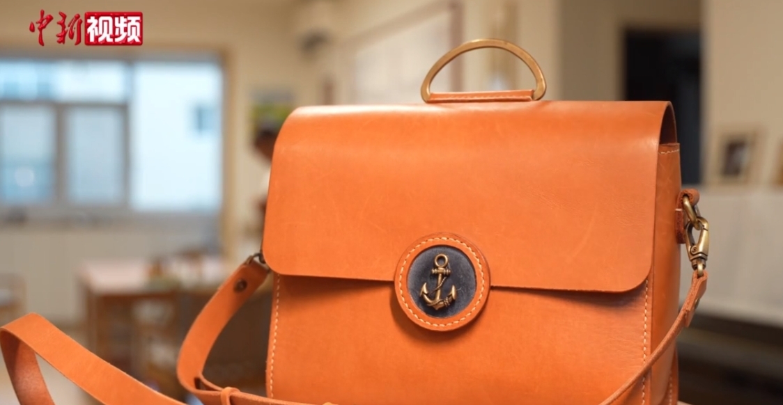 河北衡水皮艺匠人坚持纯手工创作 作品有趣也实用