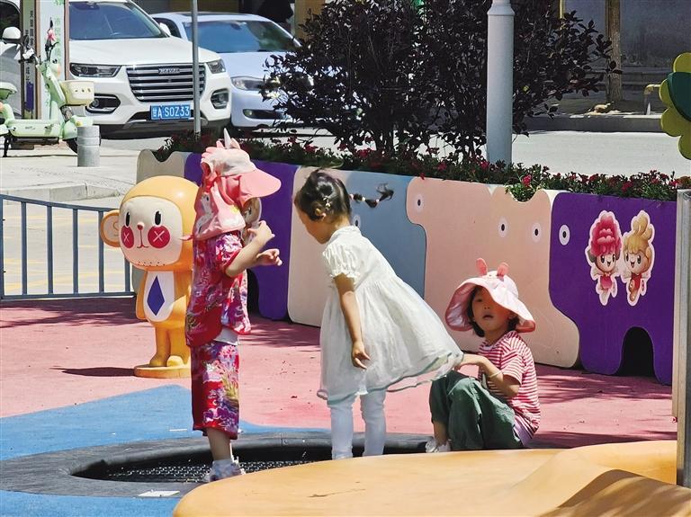 孩子们在安宁区儿童友好空间玩耍