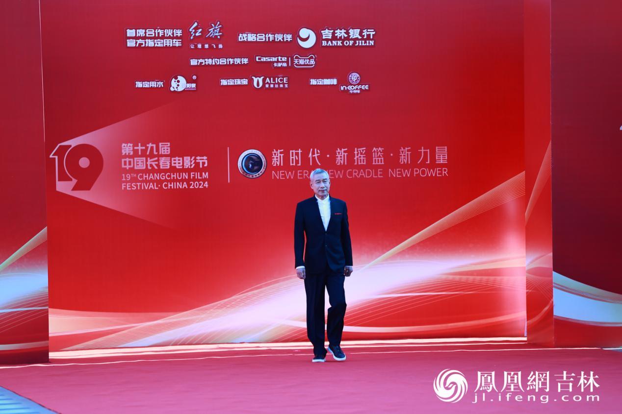 刘佩琦亮相第十九届中国长春电影节开幕式红毯仪式。