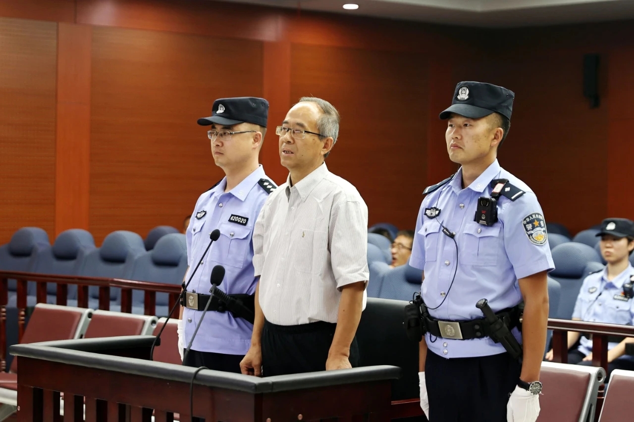 被告人王砚接受庭审