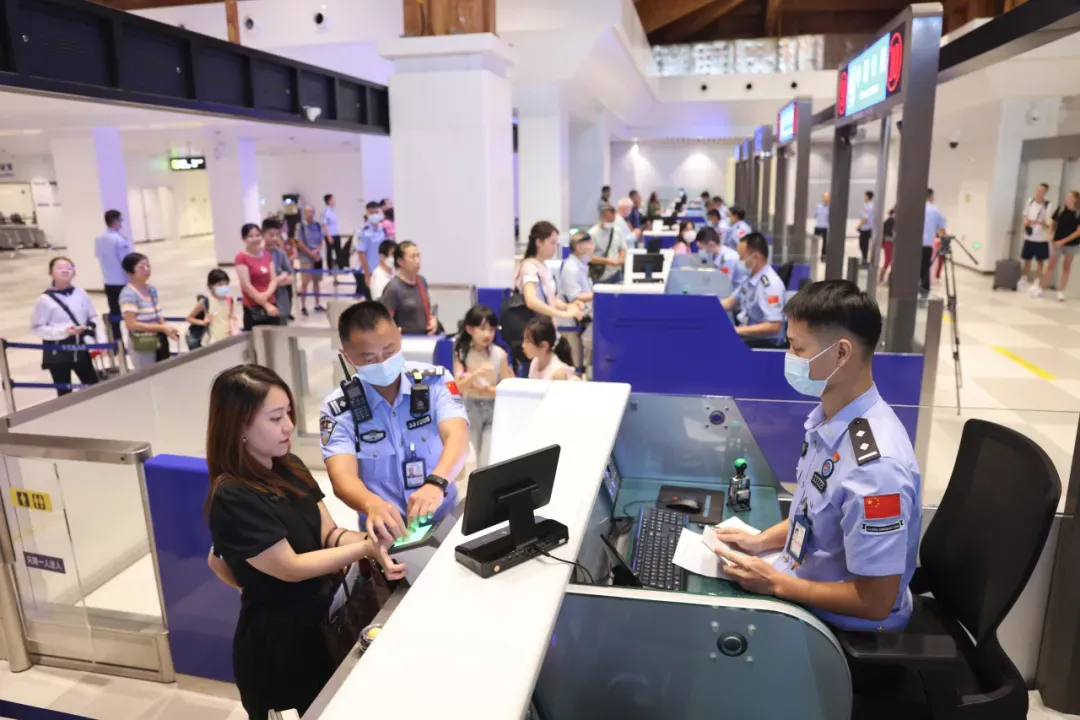 为旅客办理入境手续(图片来源：国家移民管理局新闻中心)