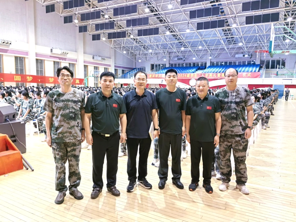 宣讲团成员与学校书记、校长合影