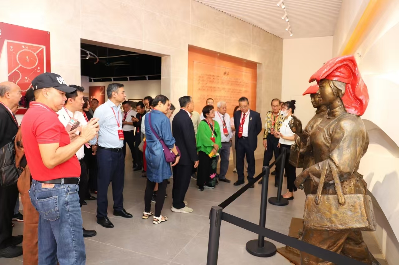 新加坡、马来西亚等海外嘉宾参观红头巾展览馆