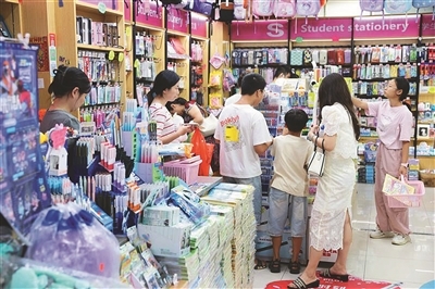 家长带孩子选购文具