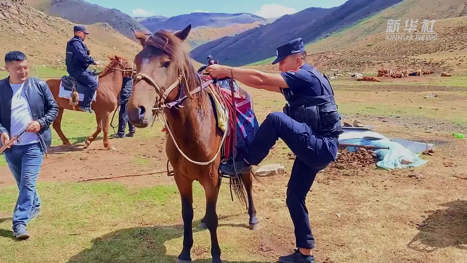 戍边民警护航牧民转场