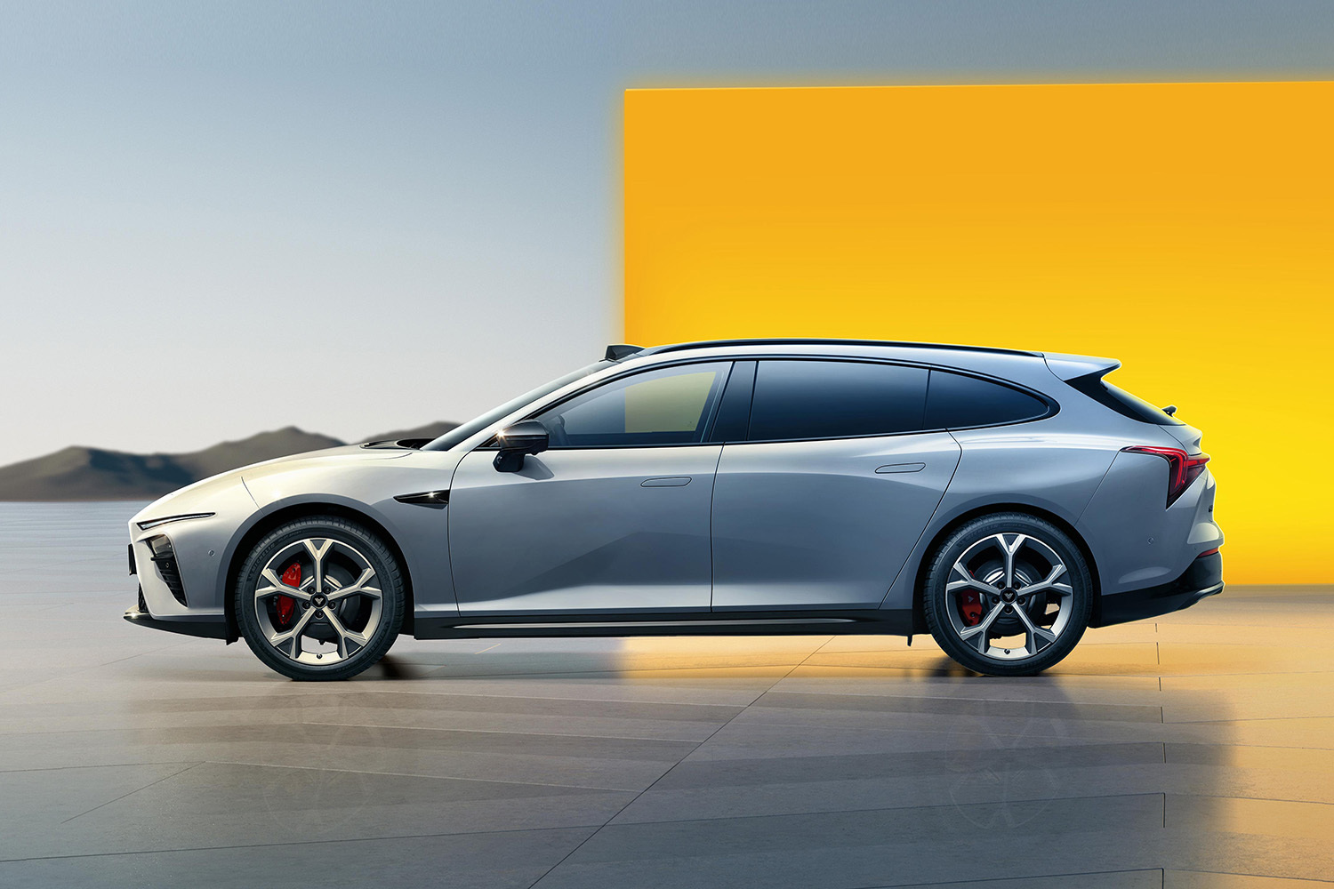 哪吒S猎装上市 纯电+增程可选/售价15.99万元起