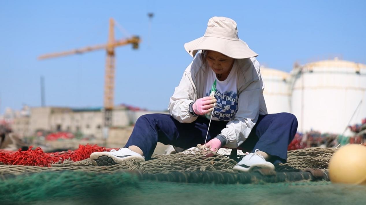 8月28日，日照市岚山区，渔民正在修补渔网。岚山区融媒体中心供图