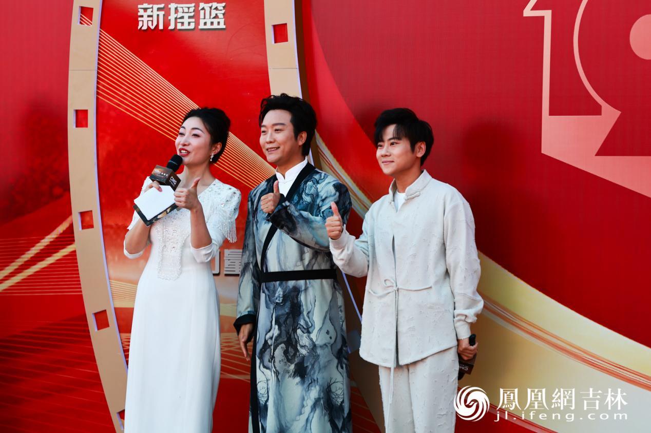 李玉刚（中）亮相第十九届中国长春电影节开幕式红毯仪式。